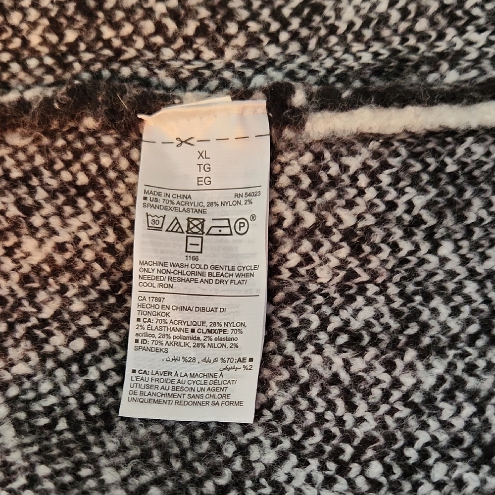 Like New Old Navy Monochrome Knit Cardigan - Picture 5 of 5